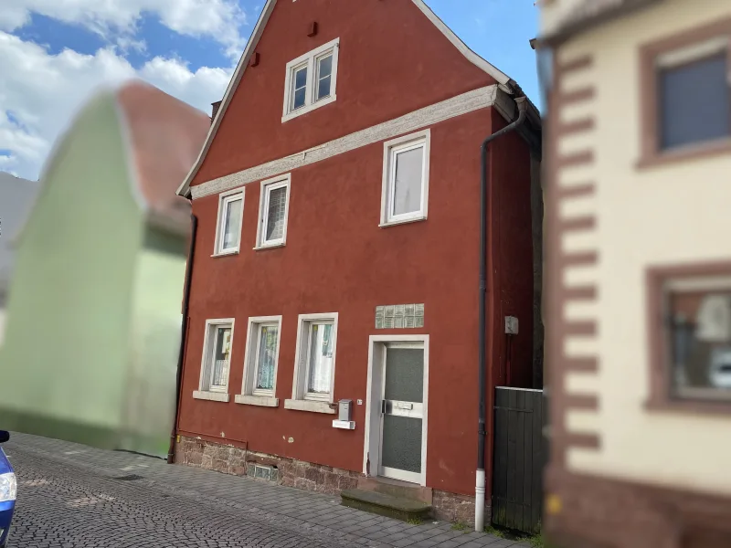 Titelbild - Haus kaufen in Triefenstein - Für Kapitalanleger. Zweiparteienhaus in zentraler Lage