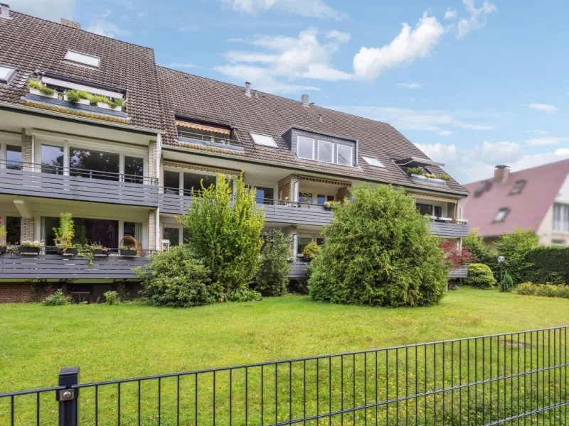 Titelbild - Wohnung kaufen in Hamburg - Großzügige Maisonette-Wohnung im Dachgeschoss in toller Lage von Alt-Rahlstedt in Hamburg