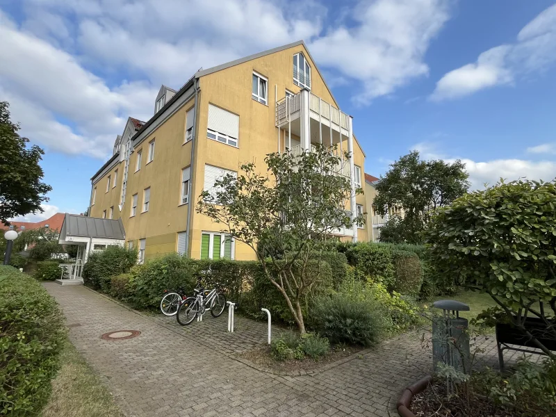 Titel - Wohnung kaufen in Dresden - Helle und schöne Maisonette-Dachgeschoss-Wohnung in ruhiger Lage von Dresden Weißig