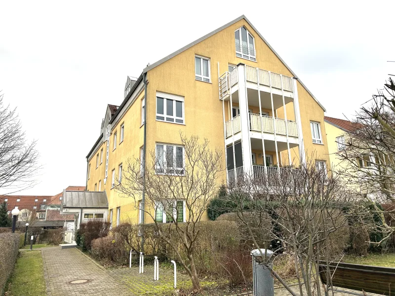 Titelbild - Wohnung kaufen in Dresden - Helle und schöne Maisonette-Dachgeschoss-Wohnung in ruhiger Lage von Dresden Weißig