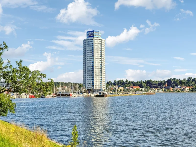 Außenansicht - 1 - Wohnung kaufen in Schleswig - Möbliertes, modernisiertes 1-Raum Apartment mit sonnigem Balkon