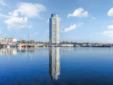 Wohnhausansicht - Wohnung kaufen in Schleswig - Kapitalanlage mit Ausblick: Einraumwohnung im 11. Stock mit Südbalkon