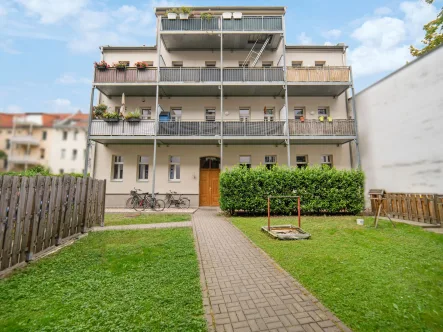 Hausrückansicht - Wohnung kaufen in Leipzig - Im Herzen von Gohlis: Vermietete 2-Zimmer-Wohnung mit Balkon im Hinterhaus 