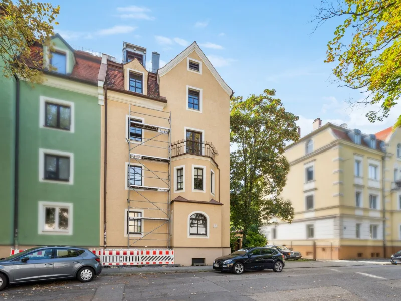 Hausansicht - Wohnung kaufen in Regensburg - Attraktive 2-Zimmer-Dachgeschoss-Wohnung am östlichen Altstadtrand von Regensburg  