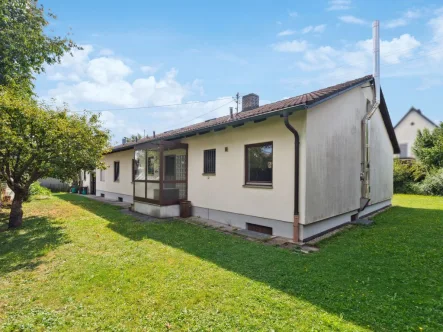 Titelbild - Haus kaufen in Mainburg - Schönes Bungalow mit gepflegtem Garten in Mainburg