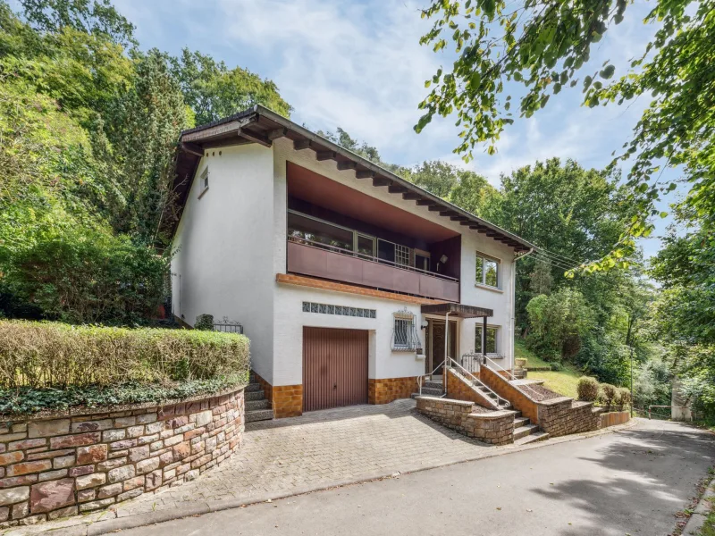 Staßenansicht - Haus kaufen in Hahnenbach - Für Ruhesuchende - Charmantes Einfamilienhaus mit großem Garten nähe Kirn