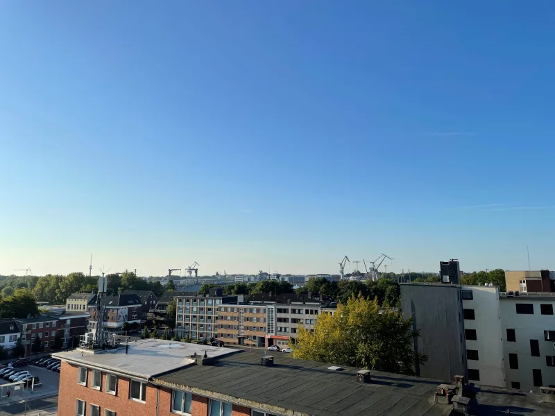 Titelbild - Wohnung kaufen in Wilhelmshaven - Charmante 3-Zimmer-Wohnung mit Südbalkon und Panoramablick über Wilhelmshaven