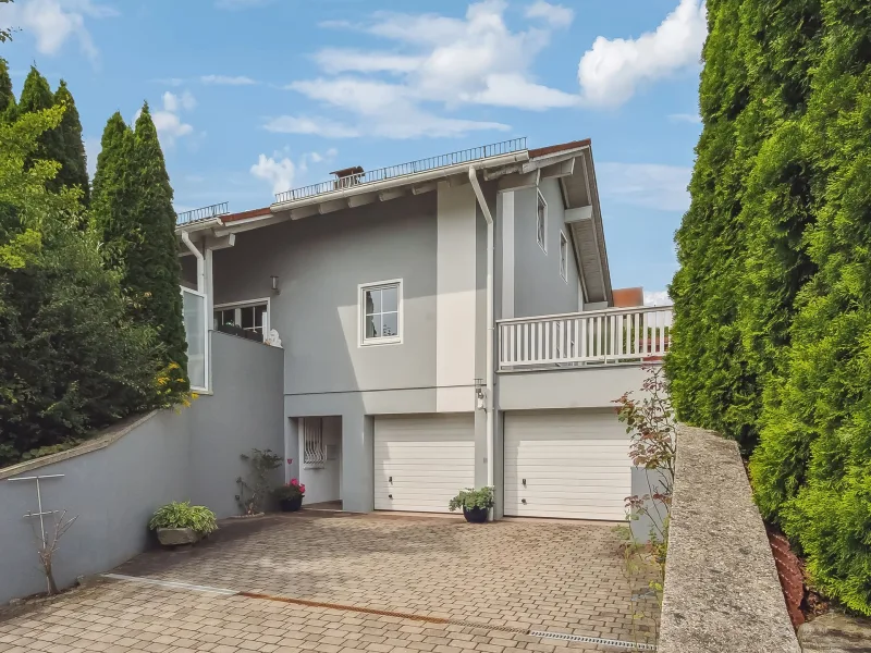 Titelbild - Haus kaufen in Eggenfelden - Sehr gepflegtes Einfamilienhaus in begehrter Lage von Eggenfelden