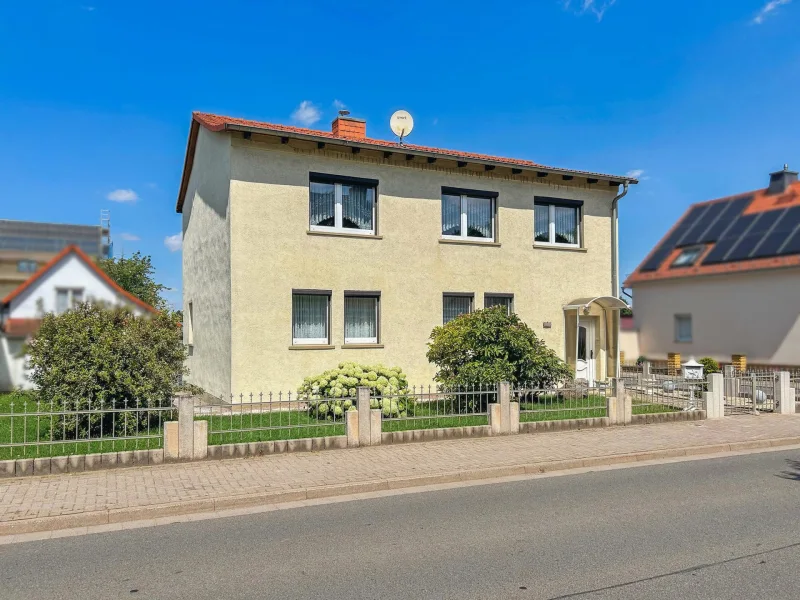 Titelbild - Haus kaufen in Drei Gleichen OT Wechmar - Familienidylle in Wechmar: Großzügiges Einfamilienhaus mit weitläufigem Grundstück