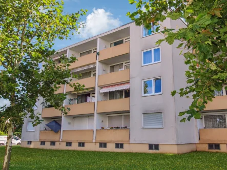 Titelbild - Wohnung kaufen in Rodgau - Charmante 1-Zimmer-Wohnung mit Tiefgaragenplatz und West-Balkon in ruhiger, naturnaher Lage