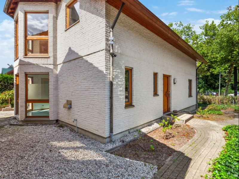 Seitansicht Wohn- und Bürohaus - Haus kaufen in Berlin - Traumhaftes Haus mit großzügiger Fläche nahe dem Obersee in Alt-Hohenschönhausen - Berlin