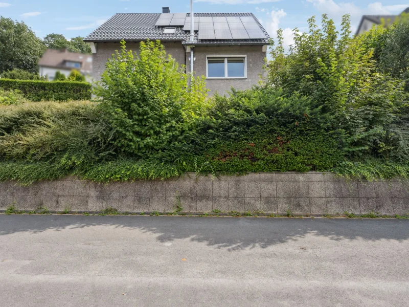 Titelbild - Haus kaufen in Wetter (Ruhr) - Umfangreich modernisiertes Zweifamilienhaus mit großem Grundstück in ruhiger Wohnlage von Wetter