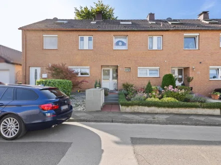 Titelbild - Haus kaufen in Dortmund - Schönes gepflegtes Reihenmittelhaus mit 4 Zimmern und Garage in Dortmund - Wambel