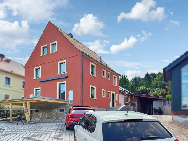 Hauansicht - Stellplätze - Haus kaufen in Demitz-Thumitz - Lebensfrohes Einfamilienhaus mit großer Terrasse in Demitz-Thumitz