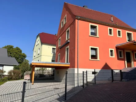 Titelbild - Haus kaufen in Demitz-Thumitz - Lebensfrohes Einfamilienhaus mit großer Terrasse in Demitz-Thumitz