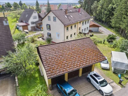 titelbild - Haus kaufen in Königsfeld im Schwarzwald - Doppelhaushälfte mit 3 Wohnungen, Garten und großer Garage in Königsfeld