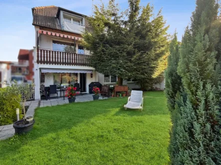 Blick auf Terrasse - Haus kaufen in Recklinghausen - Großzügiges, individuell nutzbares und freistehendes 3-Familienhaus in Recklinghausen-Hochlar