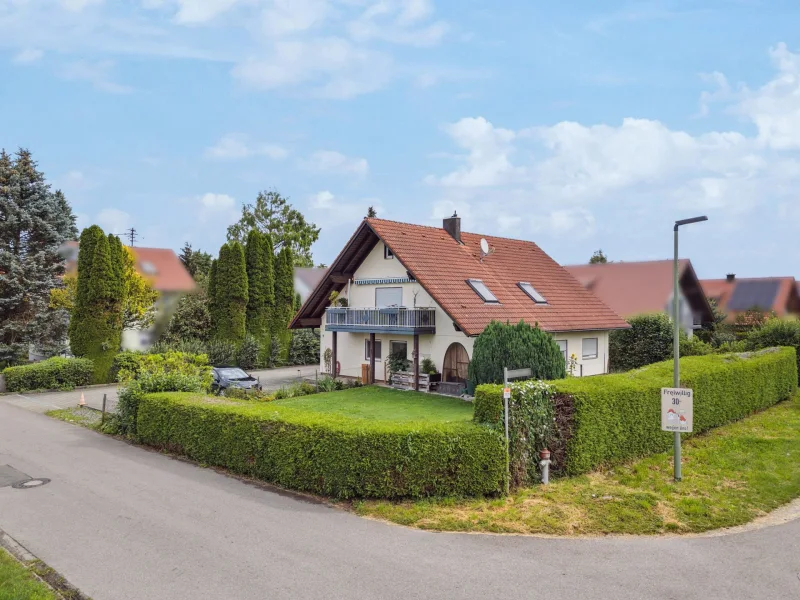 Titelbild - Haus kaufen in Pleß - Schön gelegenes Zweifamilienhaus auf großem Grundstück mit zusätzlicher Einliegerwohnung