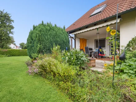 Blick zur Terrasse - Haus kaufen in Pleß - Zweifamilienhaus in ruhiger Lage mit großem Garten - zeitnah bezugsbereit