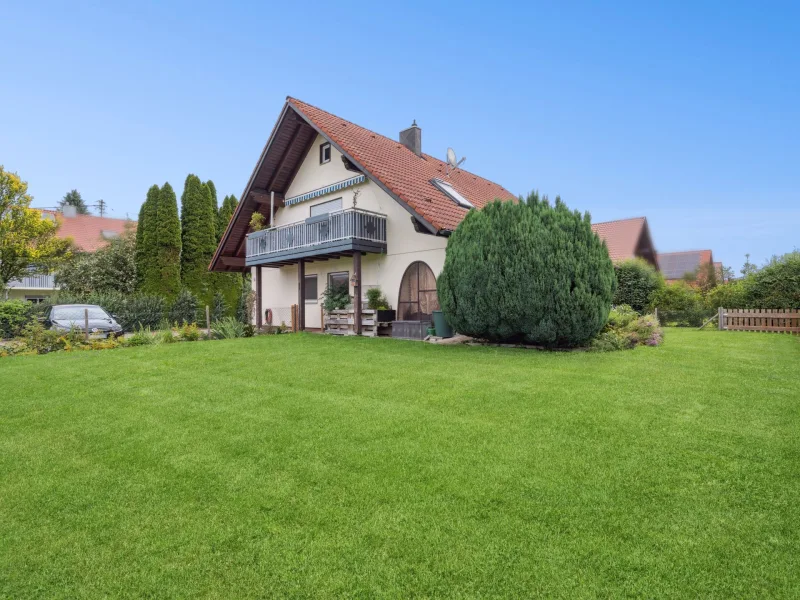 Titelbild - Haus kaufen in Pleß - Zweifamilienhaus mit Einliegerwohnung auf großem Grundstück in ruhiger Lage von Pleß