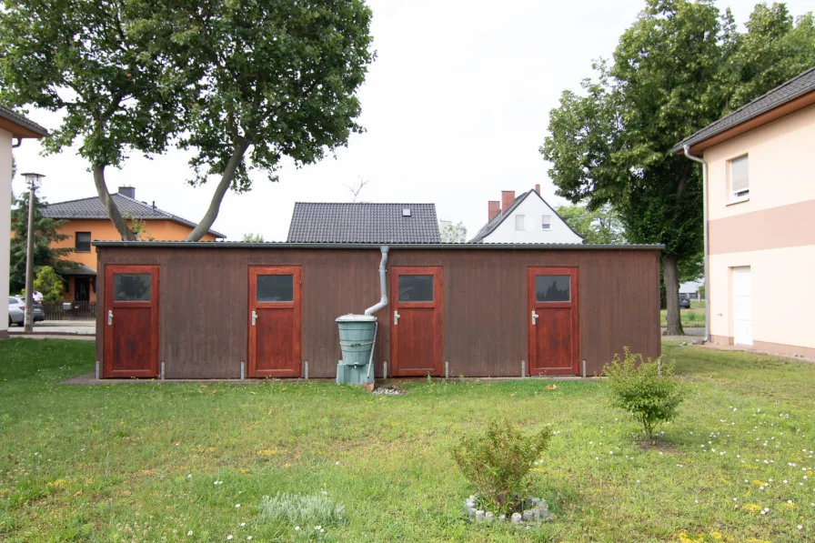 Carport mit Abstellräumen