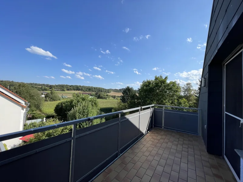 Titelbild - Wohnung kaufen in Friolzheim - 3-Zimmer-Eigentumswohnung mit Balkon und Garage in Friolzheim