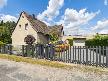 Vorderansicht des Hauses - Haus kaufen in Grünheide (Mark) - Charmantes Haus mit 5 Zimmern und Vollkeller im ruhigen Grünheide, unweit der Badestelle am Werlsee 