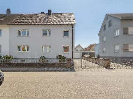 Außenansicht - Haus kaufen in Rheinstetten - Zweifamilienhaus mit großem Garten bzw. Baugrundstück in Forchheim - Rheinstetten