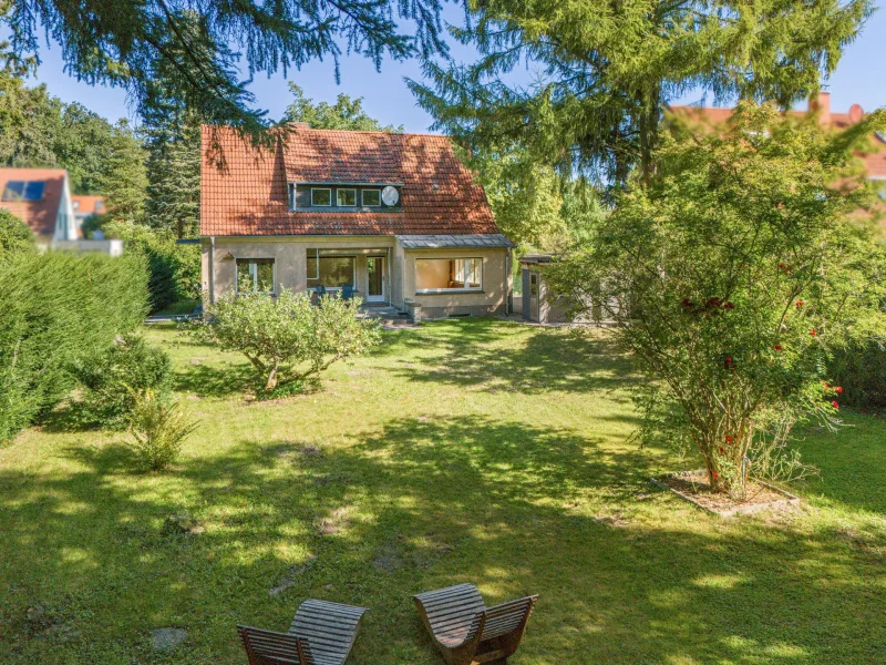 Hausansicht Garten - Haus kaufen in Potsdam - Charmantes Einfamilienhaus auf idyllischem Grundstück in der Nachbarschaft vom Park Sanssouci