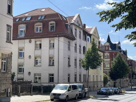 Titelbild - Wohnung kaufen in Dresden - Vermietete 2-Zimmer-Wohnung im klassischen Altbau in Dresden-Löbtau