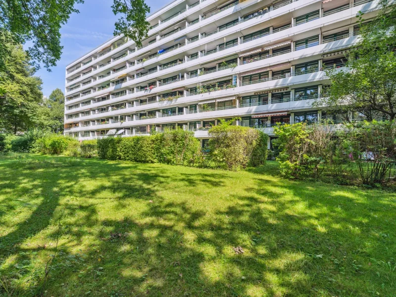 Hausansicht - Wohnung kaufen in München - Vermietete 3-Zimmer-Wohnung im 8. Obergeschoss mit herrlichen Blick über München-Johanneskirchen