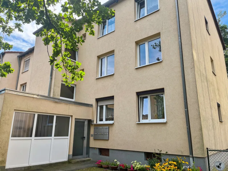 Hausansicht - Wohnung kaufen in Nürnberg - Erbpacht! Sanierungsbedürftige 3-Zimmer-Wohnung mit Balkon am Hasenbuck