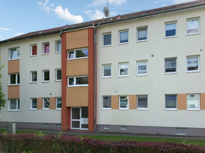 Wohnhausansicht - Wohnung kaufen in Eutin - 3,5-Zimmer-Eigentumswohnung Eutin ca. 76 m² Wohnfläche, 1.OG mit Balkon  -modernisierungsbedürftig-