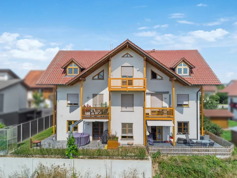 Titelbild - Wohnung kaufen in Vöhringen - Moderne 2,5-Zimmer-Traumwohnung mit Sonnenterrasse in ruhiger Lage von Vöhringen