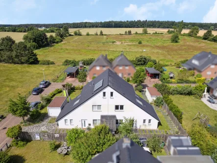 Luftaufnahme 1 - Haus kaufen in Burgwedel - Zwei vermietete und top moderne Wohneinheiten in ruhiger Lage von Wettmar - Großburgwedel