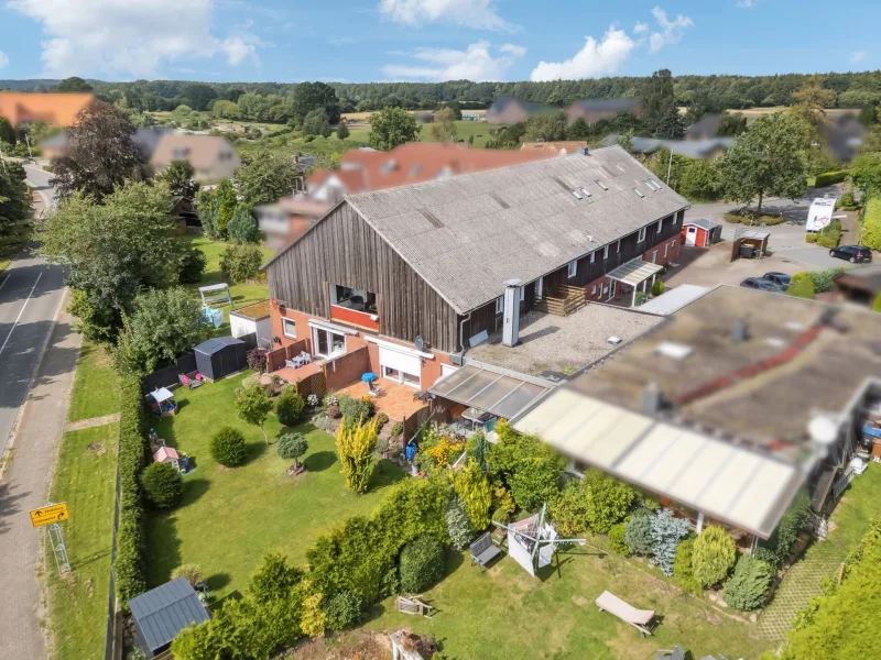 Ansicht von Südosten - Haus kaufen in Rumohr - Kapitalanlage mit 8-9 Wohnungen, 7-9 Stellplätzen, 2 Garagen und guter Verkehrsanbindung nach Kiel