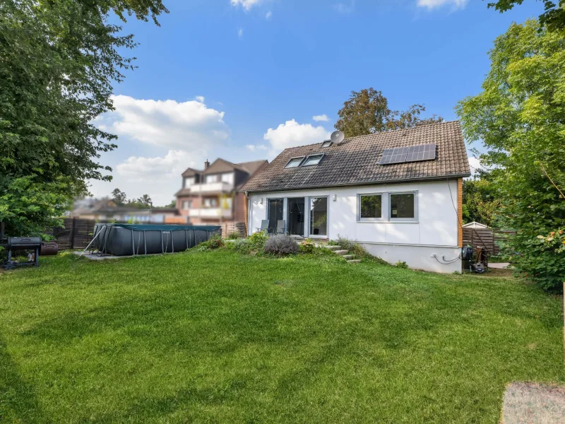 Rückansicht und Garten - Haus kaufen in Korschenbroich - Korschenbroich-Kleinenbroich: Modernisiertes Einfamilienhaus mit viel Platz für die Familie