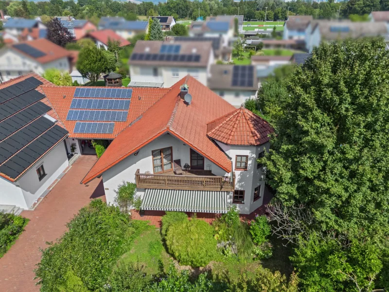 Hausansicht von oben - Haus kaufen in Dingolfing - Großzügiges Einfamilienhaus mit schönem Garten in ruhiger Lage von Dingolfing-Teisbach