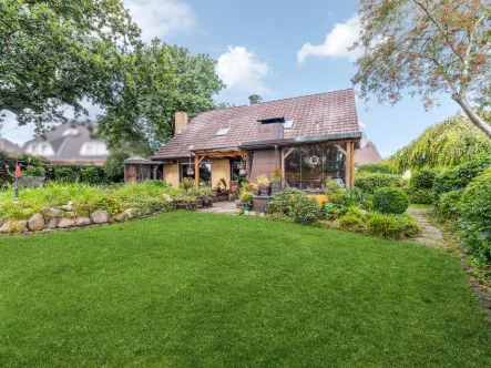 Hausansicht - Haus kaufen in Schönkirchen - Freistehendes Einfamilienhaus mit Vollkeller und eingewachsenem Garten in Flüggendorf Schönkirchen