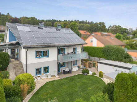 Außenansicht 1 - Haus kaufen in Wunsiedel - Elegantes Einfamilienhaus mit Einliegerwohnung und erstklassiger Ausstattung in Wunsiedel