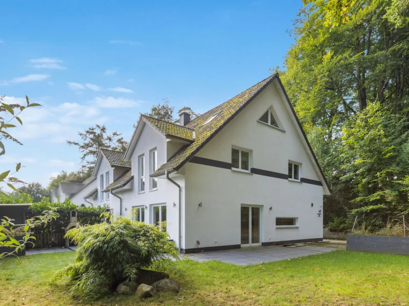 Hausansicht - Haus kaufen in Großhansdorf - Energieeffiziente Doppelhaushälfte mit familienfreundlichem Grundriss im grünen Großhansdorf