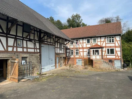 Fronstansicht - Haus kaufen in Neuenstein-Salzberg - Neuenstein-Salzberg: Historischer Bauernhof in idyllischer Lage und viel Platz