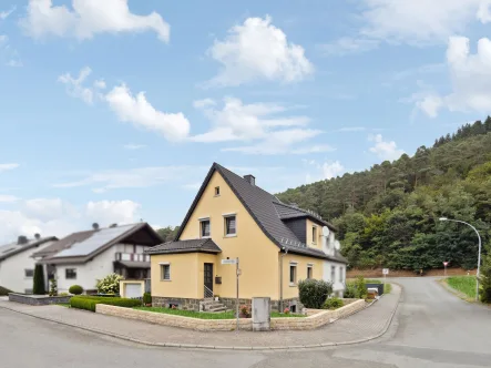 Hausansicht - Haus kaufen in Mittenaar - Charmante Doppelhaushälfte in Mittenaar-Bicken