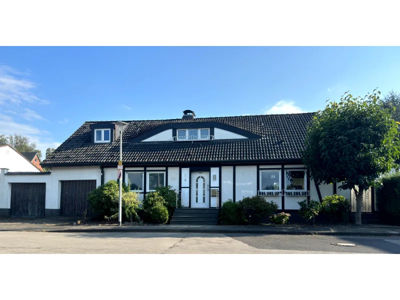 Außenansicht - Haus kaufen in Herzogenrath - Herzogenrath - Freistehendes Einfamilienhaus in begehrter Lage