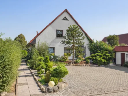 Titelbild - Haus kaufen in Waren - Gepflegtes Zweifamilienhaus zum Mehrgenerationenwohnen in einem ruhigen Wohngebiet in Waren (Müritz)