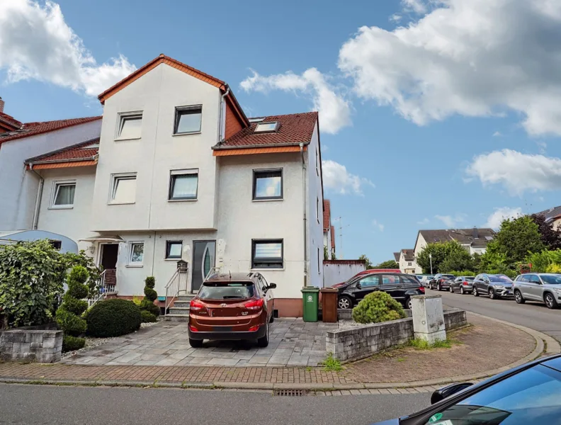 Frontansicht - Haus kaufen in Leimen - Eine interessante Doppelhaushälfte auf einem Eckgrundstück in Leimen