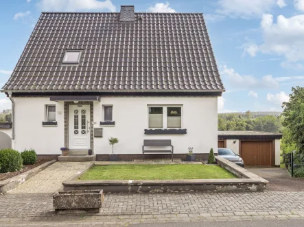 Hausansicht - Haus kaufen in Mörlen - Umfassend modernisiertes Ein-/Zweifamilienhaus mit großzügigem Grundstück in 57583 Mörlen