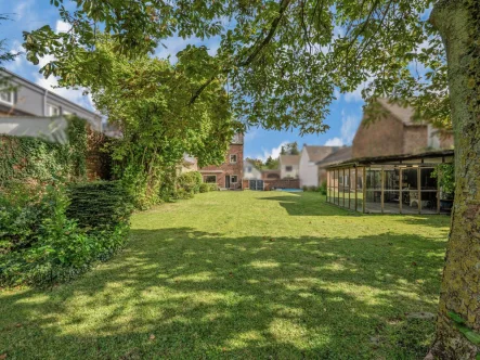 Ansicht Rückseite  - Haus kaufen in Merzenich - Merzenich -  Potenzialstarkes Wohndomizil mit idyllischem Garten und Baugrundstück