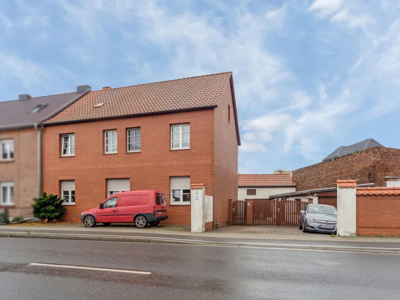 Hausansicht - Zufahrt - Haus kaufen in Zahna-Elster - Großzügiges Ein- Zweifamilienhaus in Mühlanger