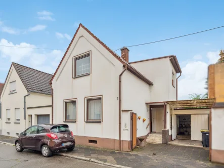 Straßenansicht - Haus kaufen in Ludwigshafen am Rhein - Einfamilienhaus mit Garage in Ludwigshafen-Oppau 